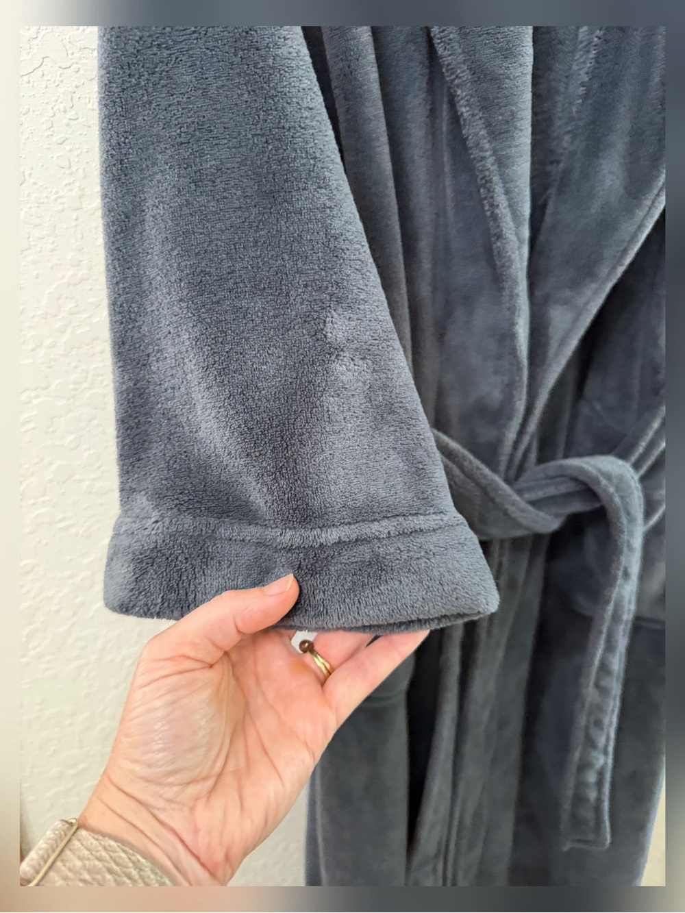 Pottery Barn Plush Throw Blanket in Charcoal Gray Size Medium - Picture 2 of 12